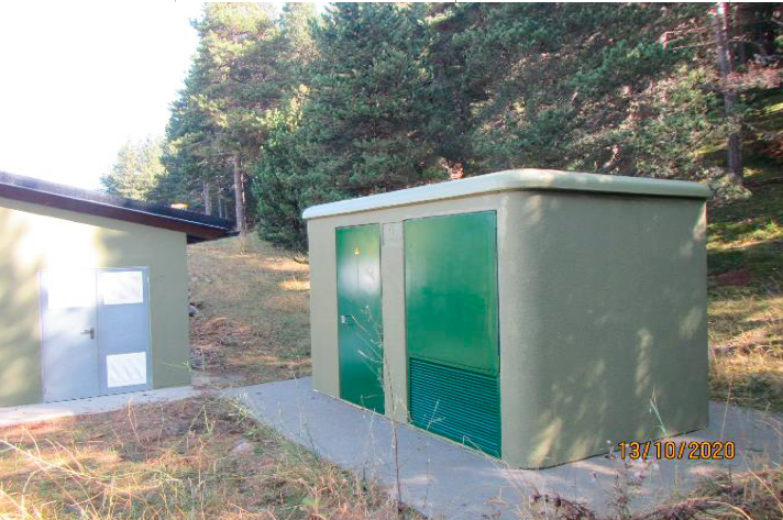 Casetes de serveis i de producció de neu artificial pintades de color verd