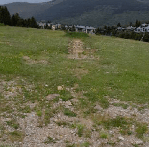 Laterals sense vegetació de la pista Trampolí de La Molina 